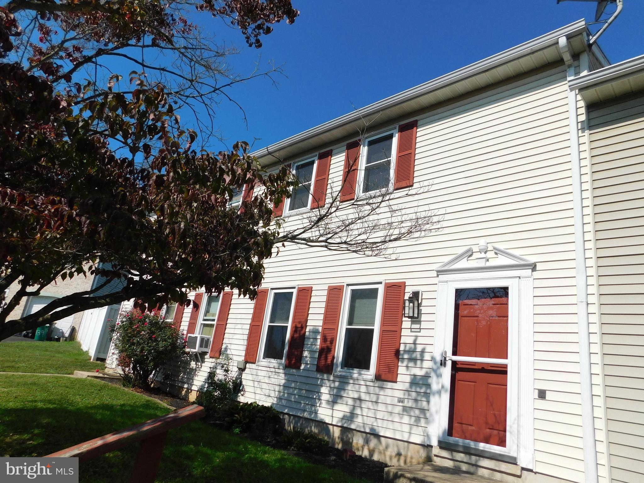 An attractive Townhouse on the very south side of Lancaster in good condition. Well maintained and move in condition. This home has a newer roof and windows so expect low maintenance for many years to come. Rear alley provides nice access with one parking space and ground level entry. Good accessibility to major streets and highways.