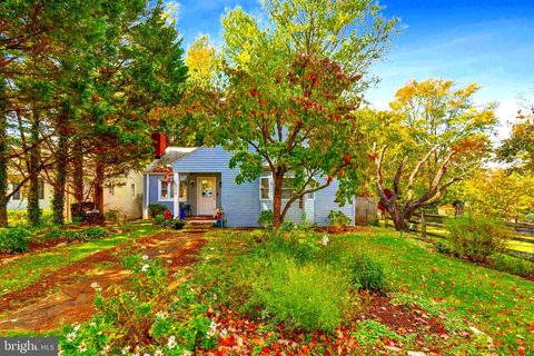 Homes For Sale - 208 Chestnut Street<br/> MIDDLEBURG, VA 20117