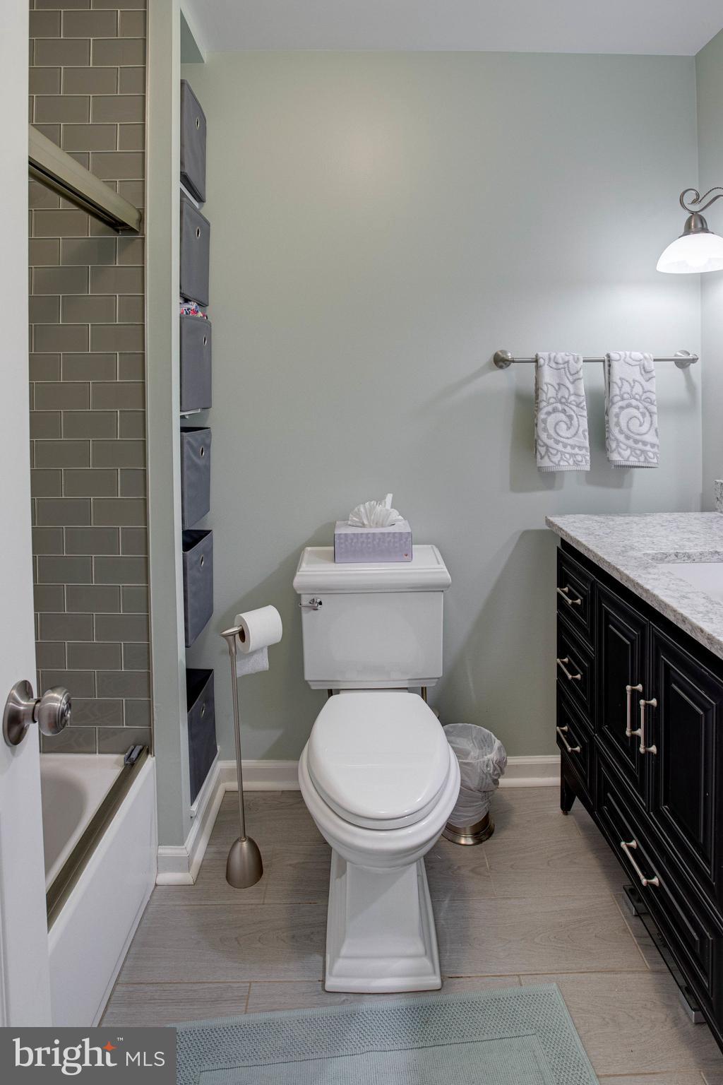 COUNTRY CLUB VIEW - Residential