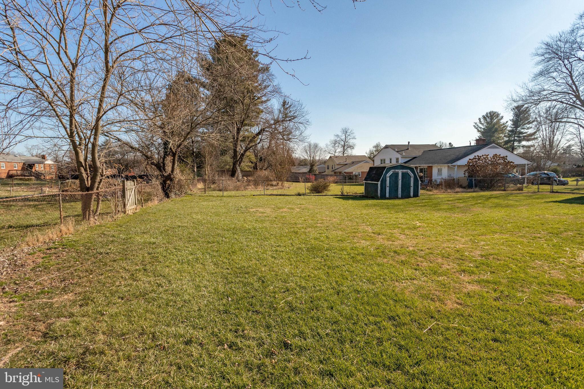 COUNTRY CLUB VIEW - Residential