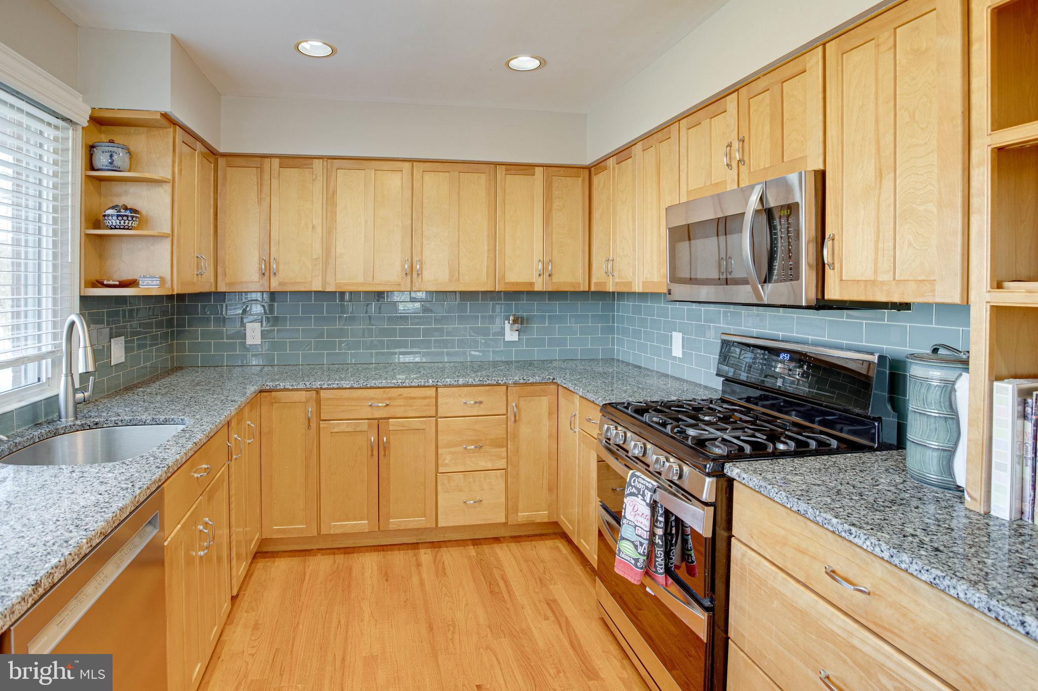 COUNTRY CLUB VIEW - Residential