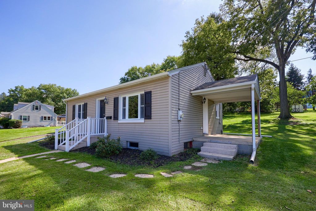 Photo of 15 Circle Road, MILLERSVILLE, PA 17551 (MLS # PALA2076246)