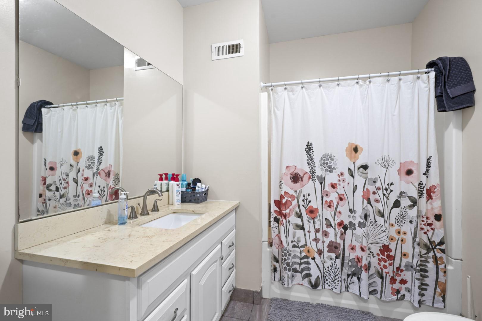 UNIVERSITY CITY - Residential Income