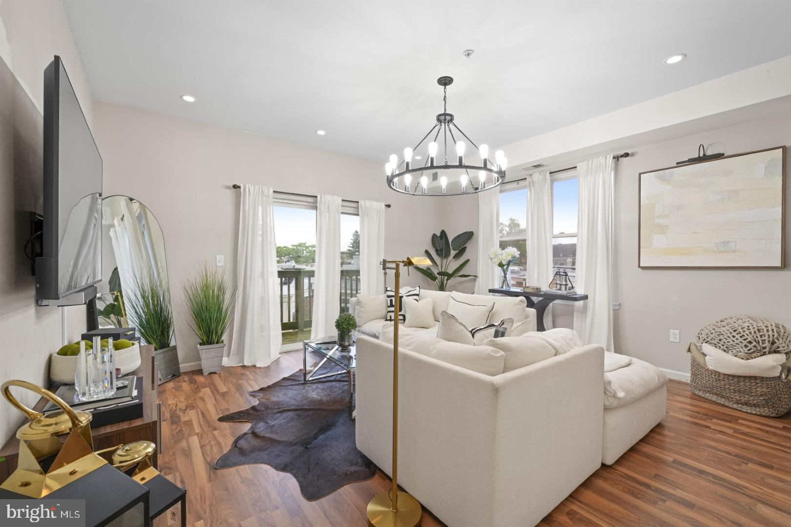 UNIVERSITY CITY - Residential Income