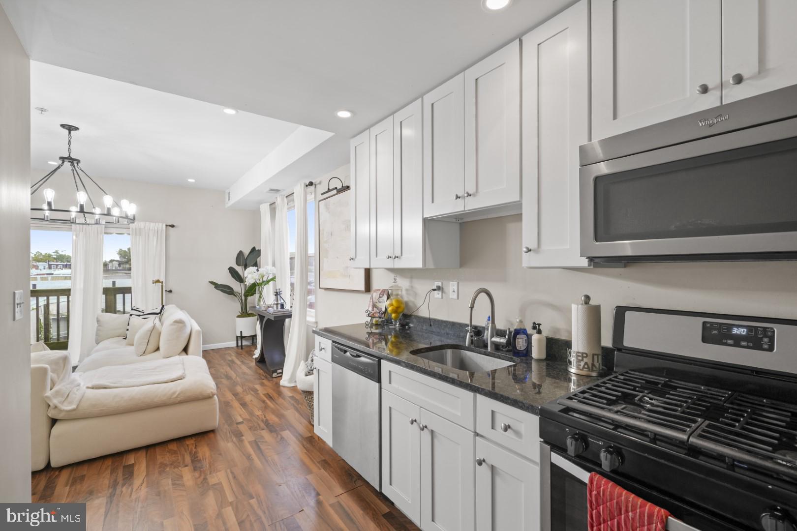 UNIVERSITY CITY - Residential Income