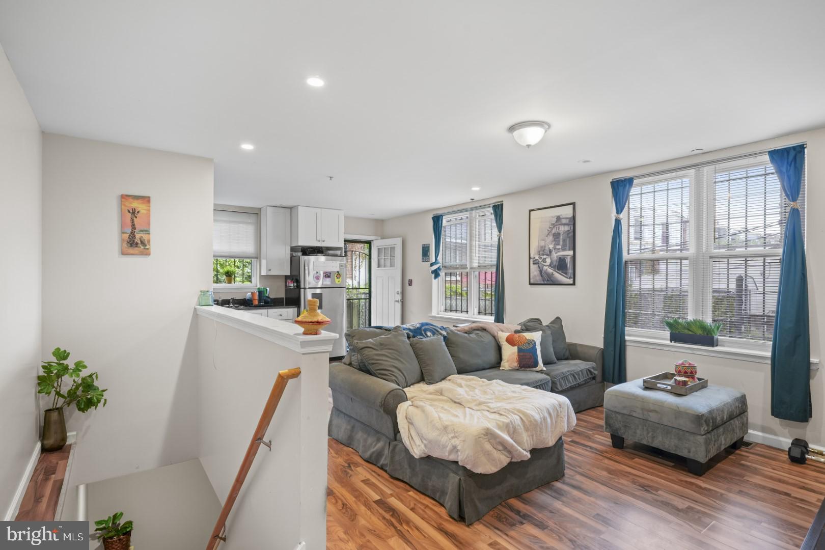 UNIVERSITY CITY - Residential Income