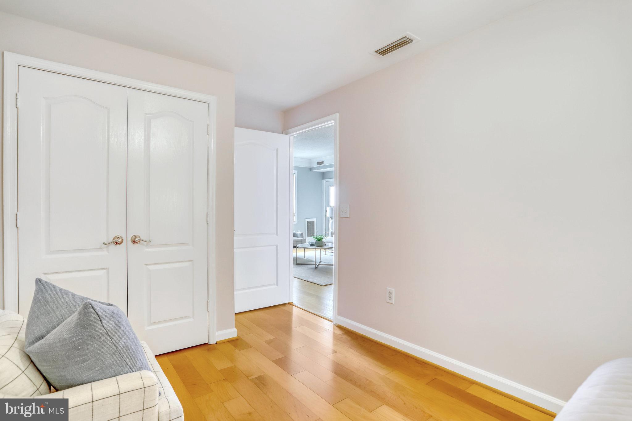 VIRGINIA SQUARE - Residential