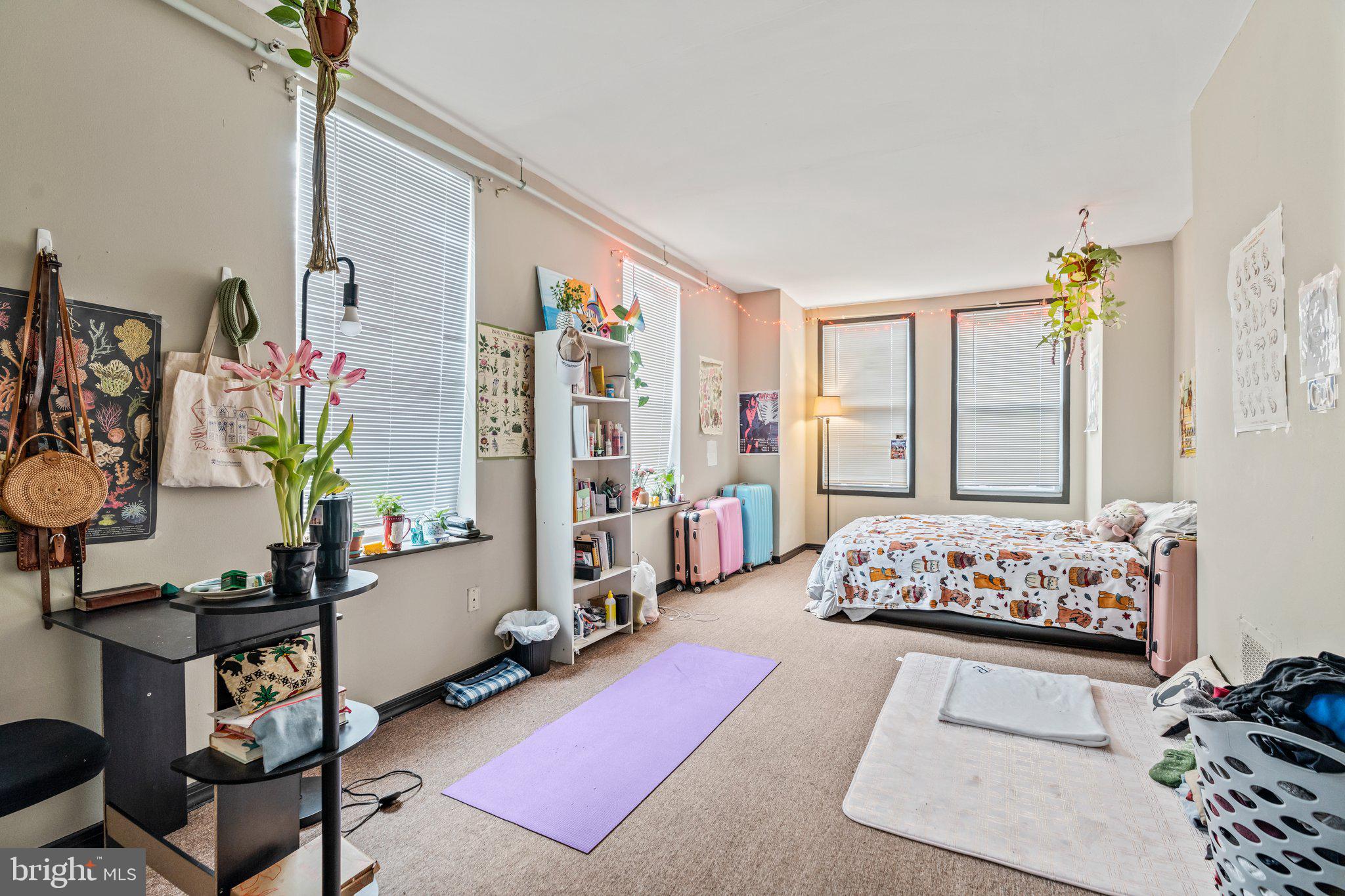 UNIVERSITY CITY - Residential Income