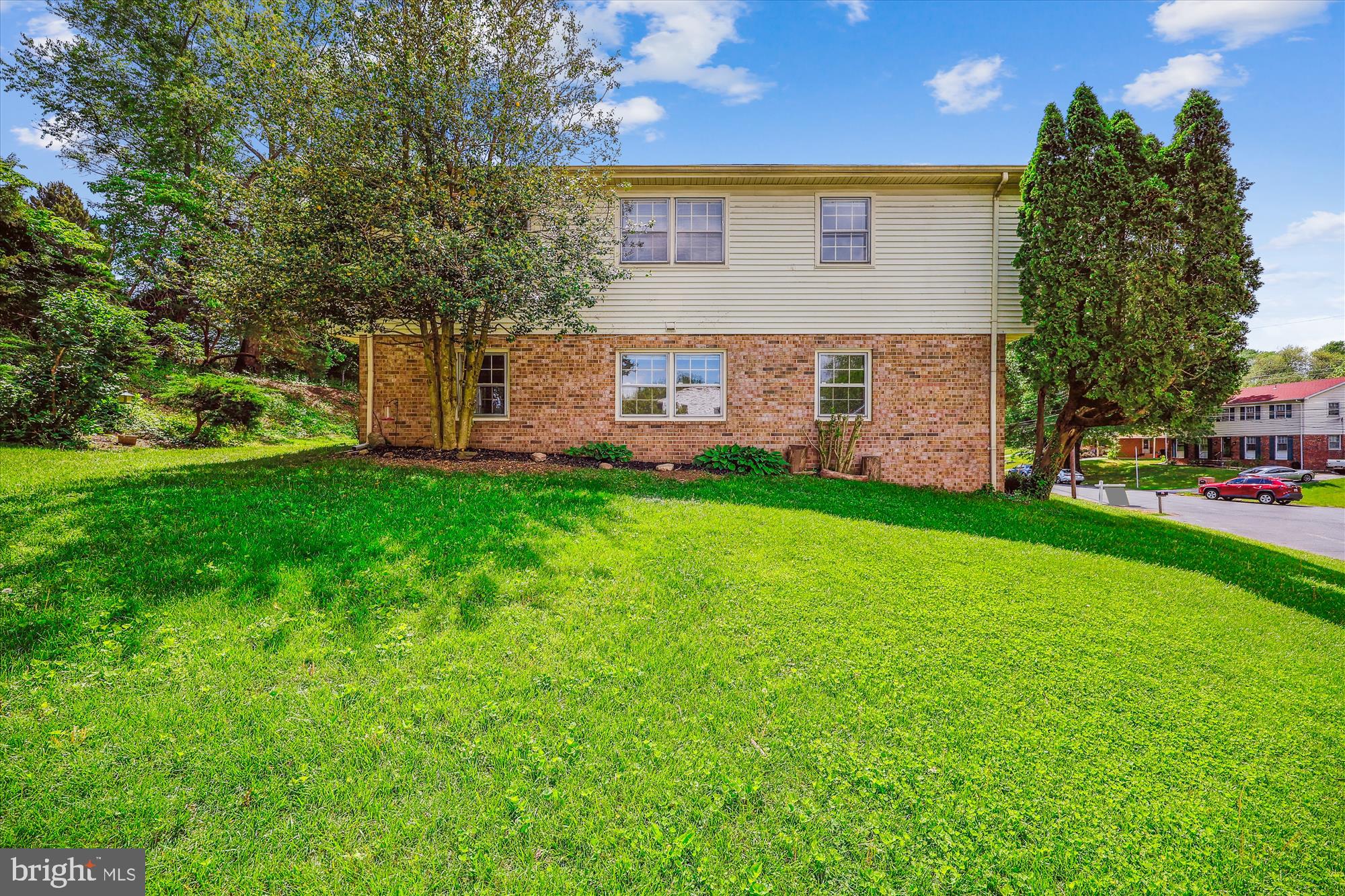 SPRINGBROOK MANOR - Residential