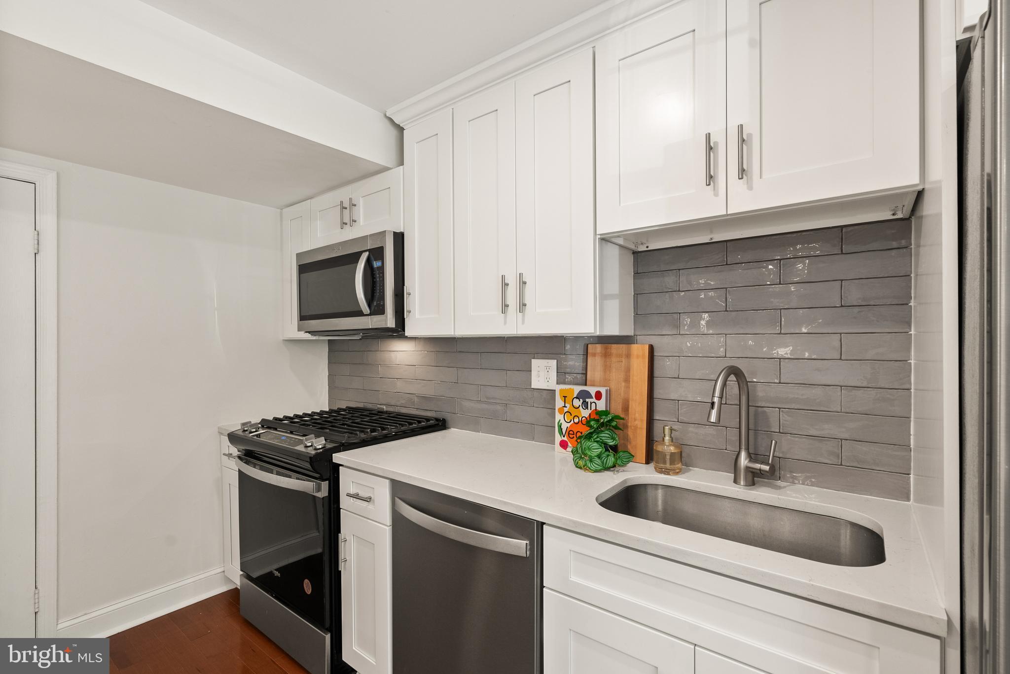 PINEWOOD LAKE - Residential