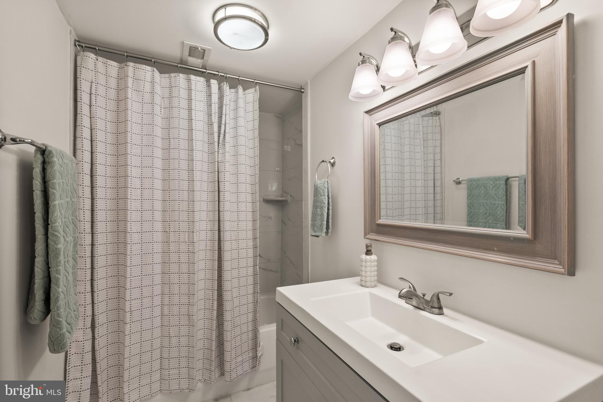 PINEWOOD LAKE - Residential