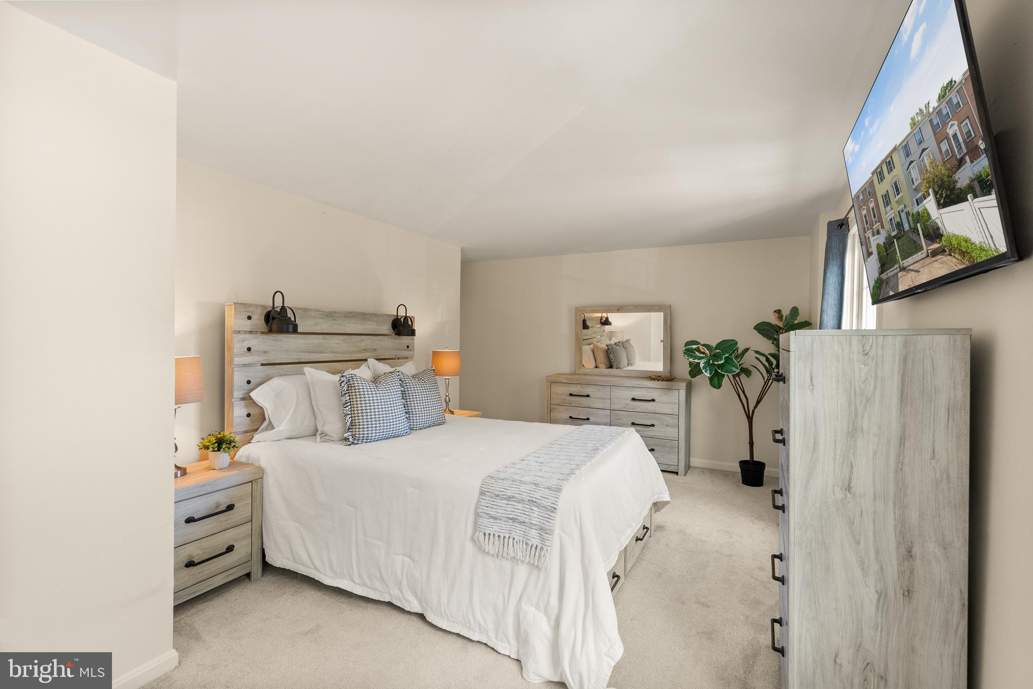 PINEWOOD LAKE - Residential