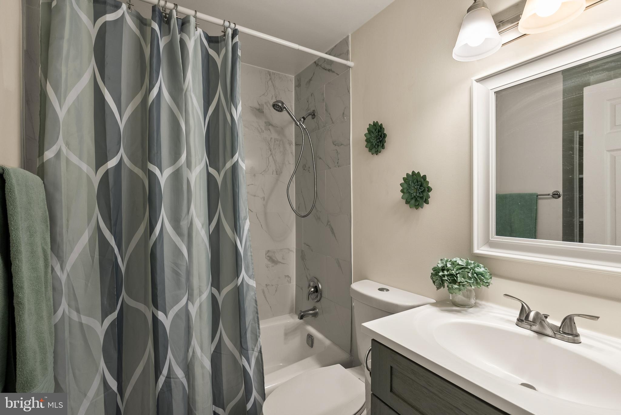 PINEWOOD LAKE - Residential