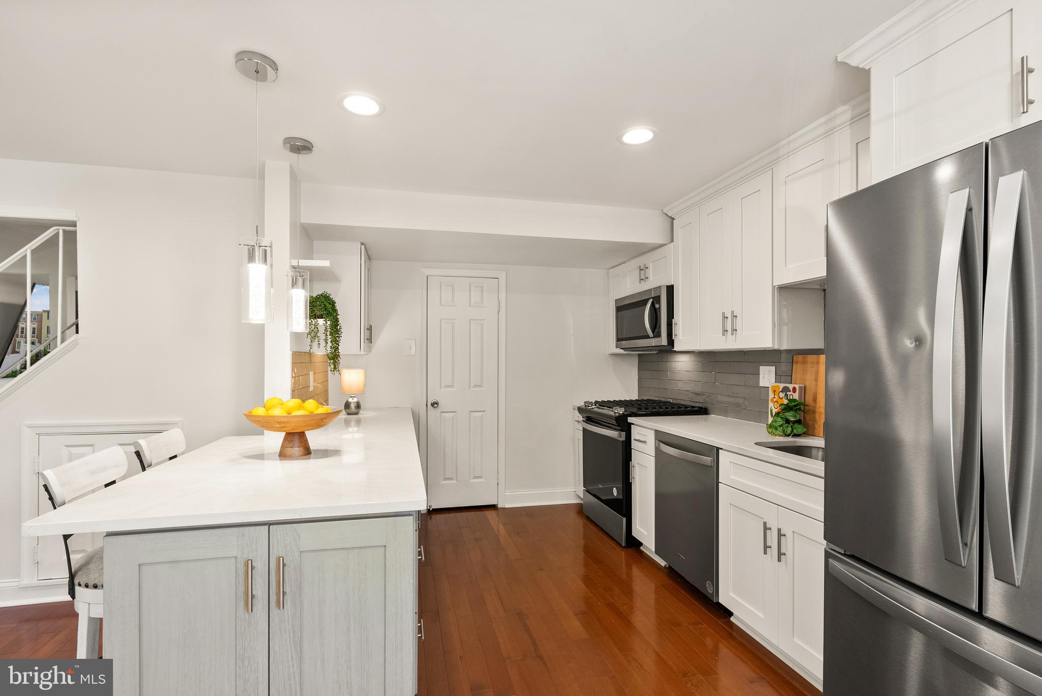 PINEWOOD LAKE - Residential