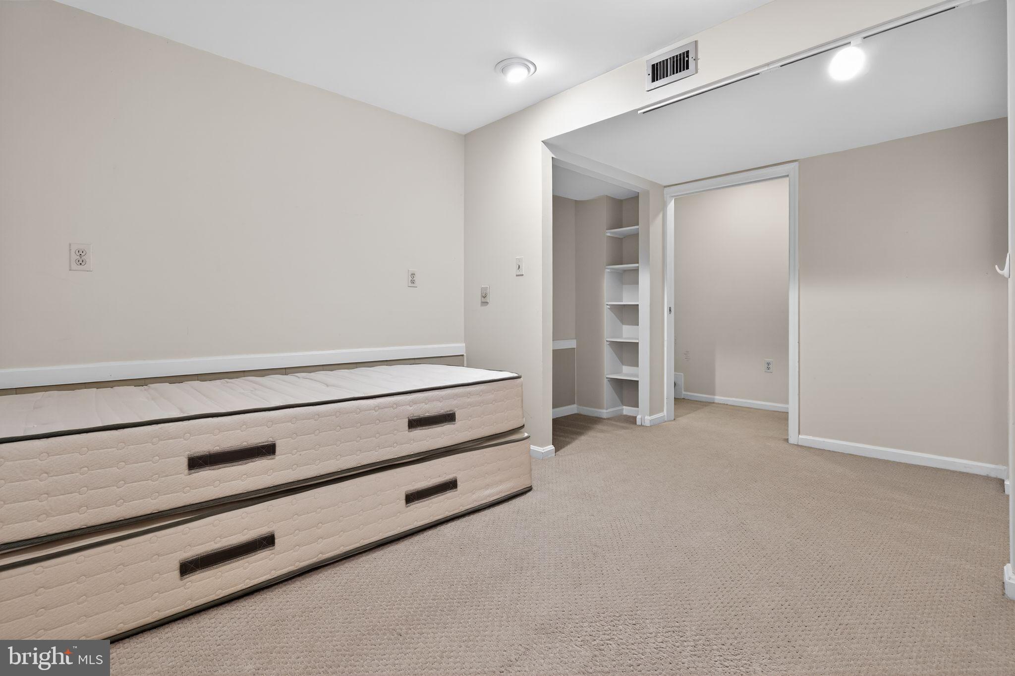 COURTS OF CROFTON - Residential