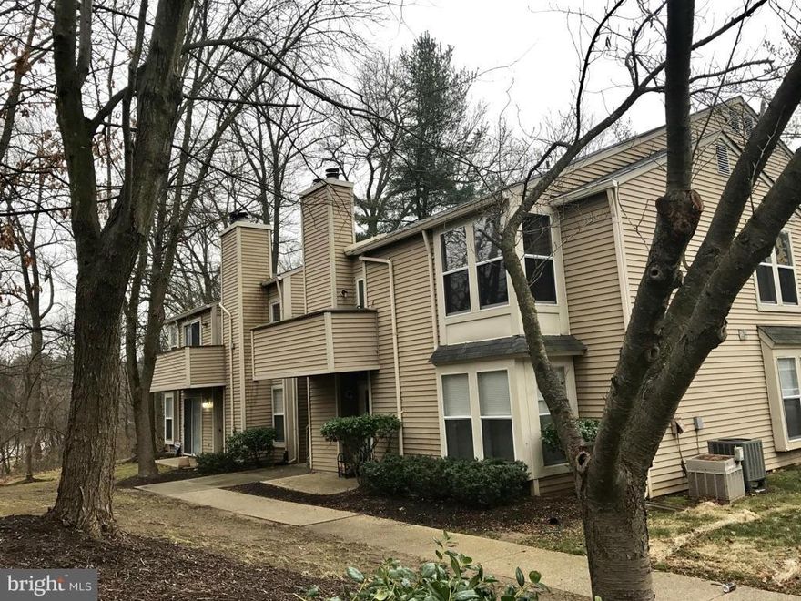 Great 2 br, 2 full bath top flr unit w/balcony, & wd-burning FP in the heart of Columbia. NEW KIT CABINETS, GRANITE, APPLIANCES, CARPET, PAINT & TILE. Ready to be occupied, this home is nestled in tree-lined community of Clary's Forest II. Enjoy living minutes from the Columbia Mall, Hospital & major highways. Pet case by case-size restriction- plz email list agent type/size. 600+ credit required