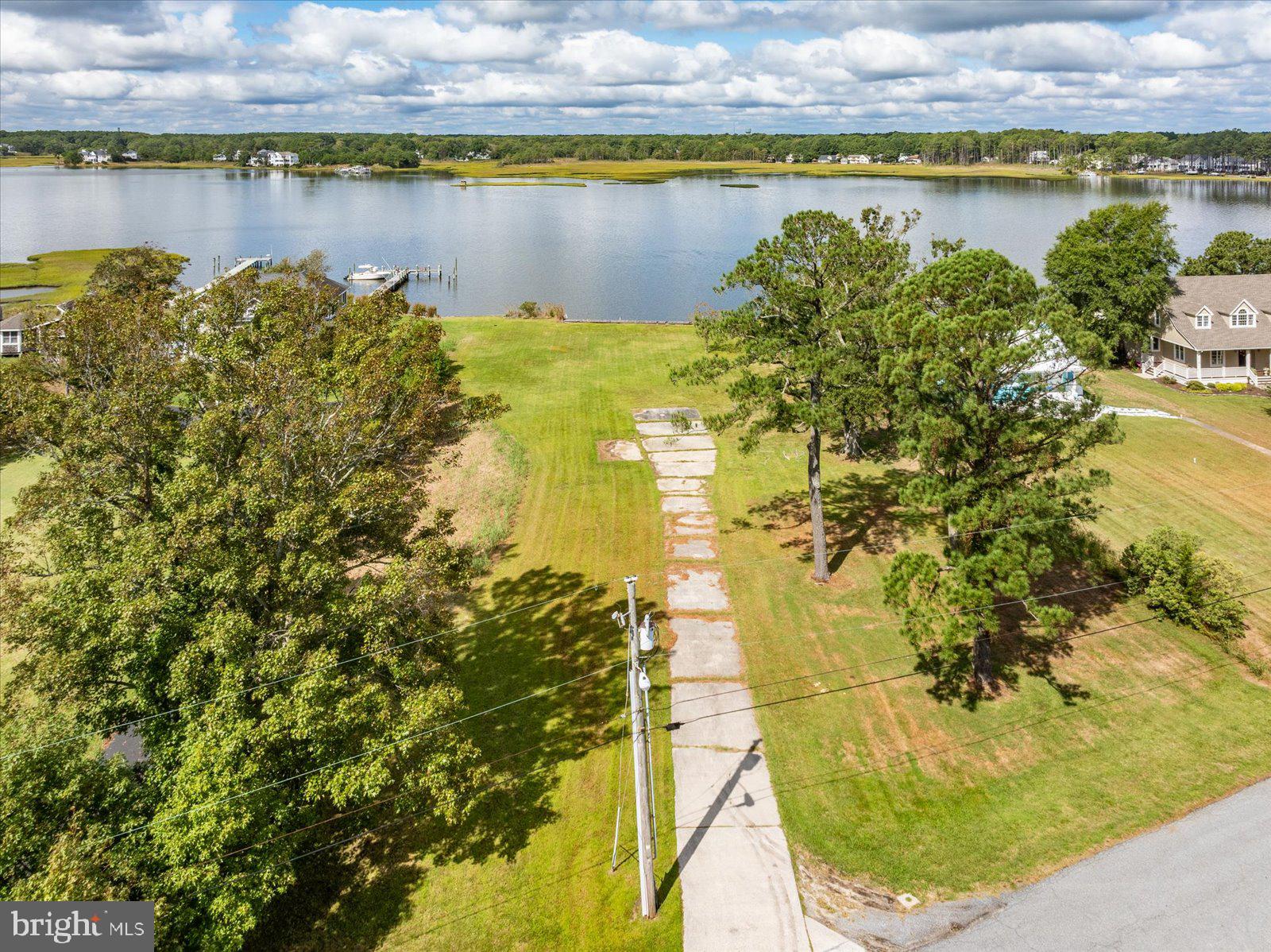 CAPE ISLE OF WIGHT - Land