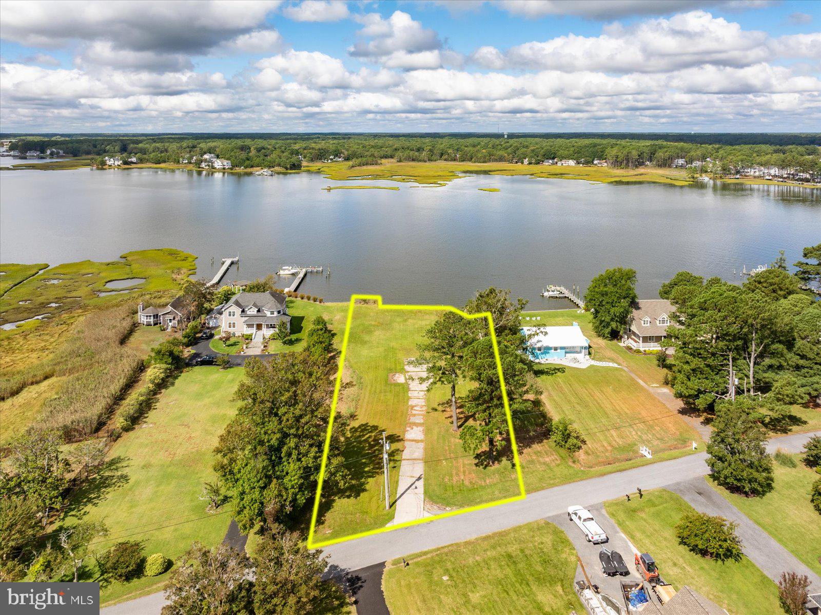 CAPE ISLE OF WIGHT - Land