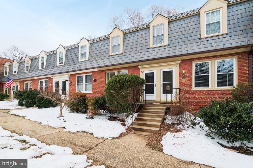 OPEN SUNDAY Feb 15th (12:00-2:00)  -  SPACIOUS & SUNNY 1 BEDROOM CONDO/TOWNHOUSE IN ARLINGTON VILLAGE (800 SQ FT)**Fresh Paint Throughout**Lovely Hardwood Flooring**BRAND NEW Washer/Dryer in the Unit**Spacious Living Room with Built-Ins**Updated Bathroom with New Fixtures and Medicine Cabinet**Large Bedroom with 2 Closets**Window Screens Replaced**HVAC Replaced in 2019**Refinished Deck Overlooks Pretty Common Area**Well Managed Community**Enjoy Arlington Village Amenities (Amazing Pool, Parking & Private Tennis Courts)  Walk to the Pool, Walter Reed Community Center, Transportation, Shops & Restaurants**Pet Friendly Community**AWESOME LOCATION - A Must See!!