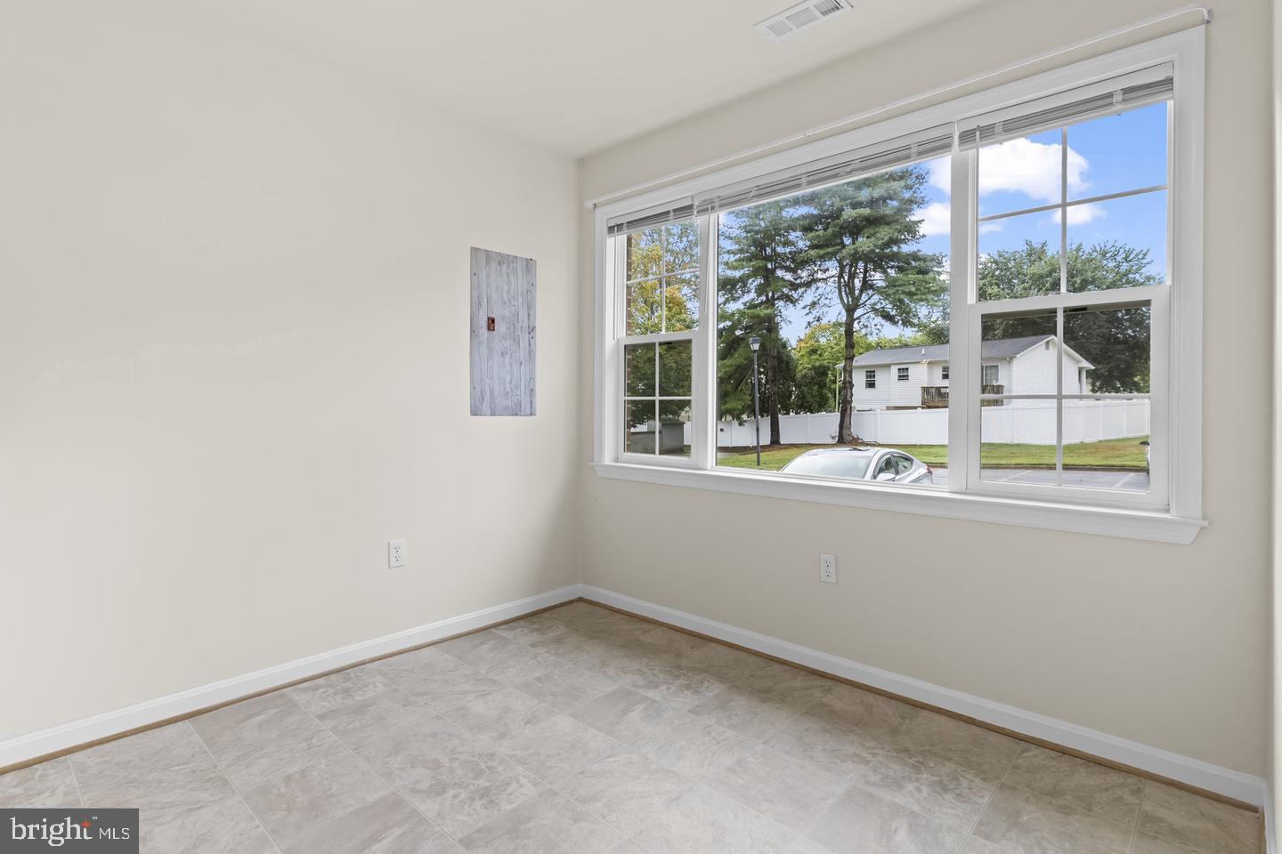 BAYSIDE TOWNHOUSES - Residential Lease