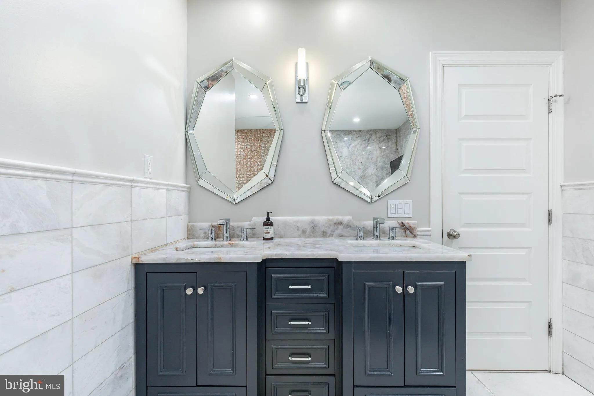 Philadelphia, Pennsylvania 19123, United States, 3 Bedrooms Bedrooms, ,4 BathroomsBathrooms,Residential,Active,238458