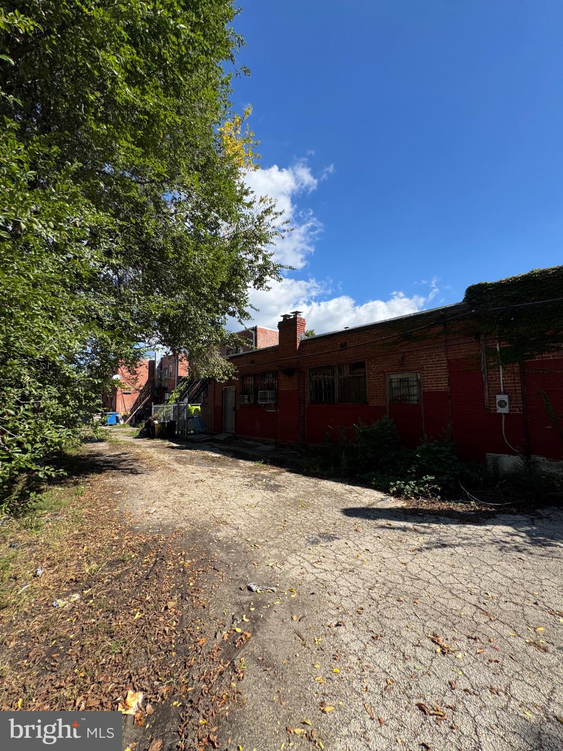 1445 E VERNON ROAD