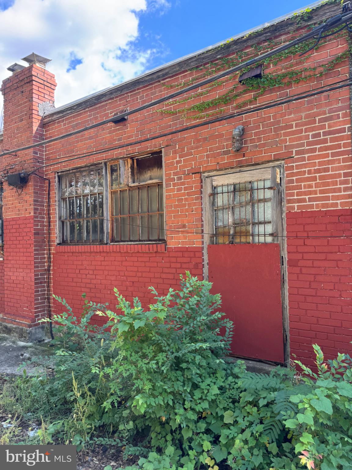 1445 E VERNON ROAD