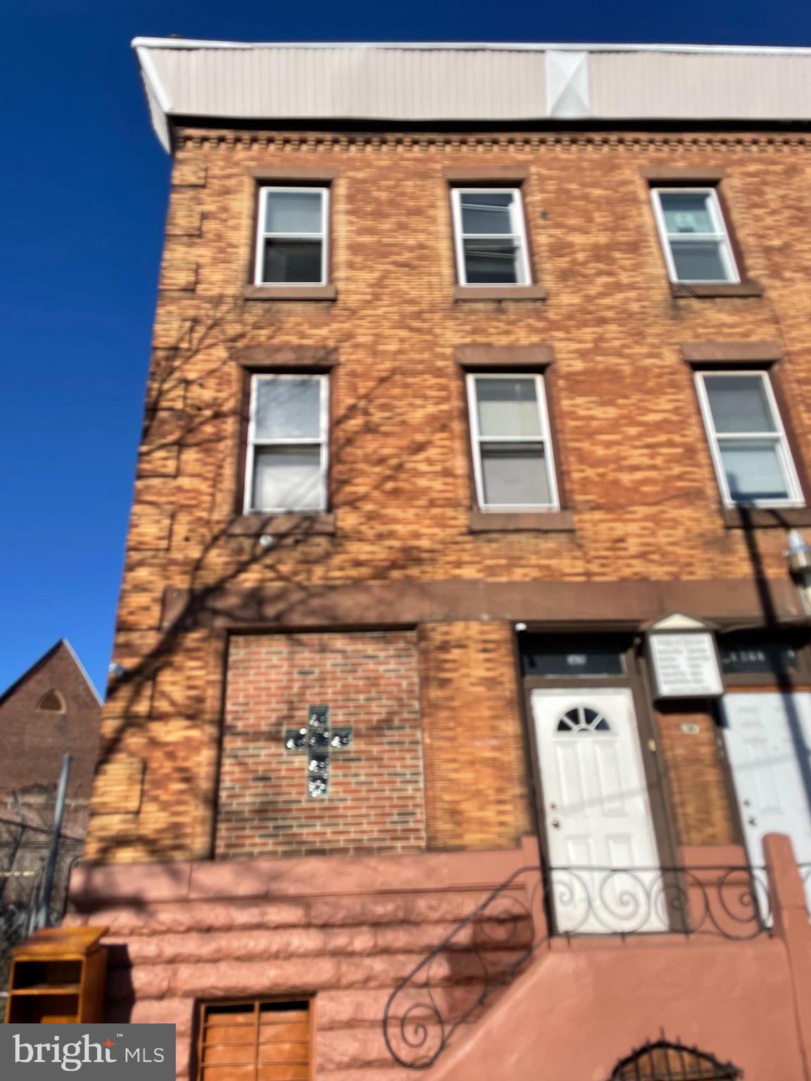 🏙️ Cozy 2-Bedroom Apartment at 3820 N Broad Street – $1,200/Month! 🏙️
Welcome to 3820 N Broad Street, Unit 4 — a charming and cozy 2-bedroom apartment nestled right on Broad Street in the heart of Philadelphia! 🌟
✨ Prime Location!
Steps away from SEPTA public transportation — getting around the city has never been easier!
Walking distance to Temple University — super convenient for city living.
Surrounded by tons of shops and eateries on Broad Street and just minutes from downtown Philly and the Philadelphia Art Museum.
Close to the famous Max’s Steaks and City View Pizza — perfect for grabbing a delicious bite! 🍕🥩
Just minutes from Liberty Place Mall for all your shopping needs. 🛍️
Quick and easy access to Route 76 for all your commuting needs.
🏡 Charming Features Include:
✔️ Beautiful plank and hardwood flooring throughout for a warm, modern feel.
✔️ Stylish recessed closet lighting adds a touch of elegance.
✔️ Cozy electric stove — perfect for whipping up your favorite meals.
✔️ Ceiling fan to keep you comfortable year-round.
✔️ A charming claw-foot tub that adds vintage flair and comfort!
💰 Details:
Tenant responsible for all utilities (water included in rent)
Street parking available
No pets allowed
Landscaping and snow removal included
This apartment blends modern comfort with classic charm — it’s the perfect spot to call home! Don’t miss out on this amazing opportunity — schedule a showing today! 📲
👉 Contact us now to book a tour!