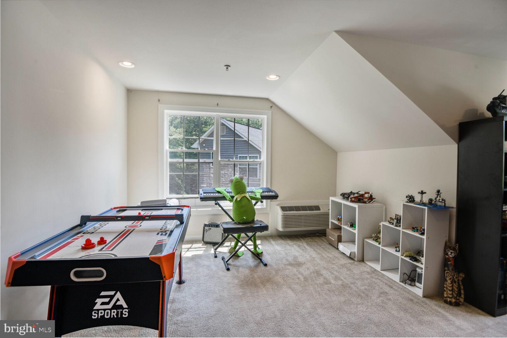 TRITON WOODS - Residential