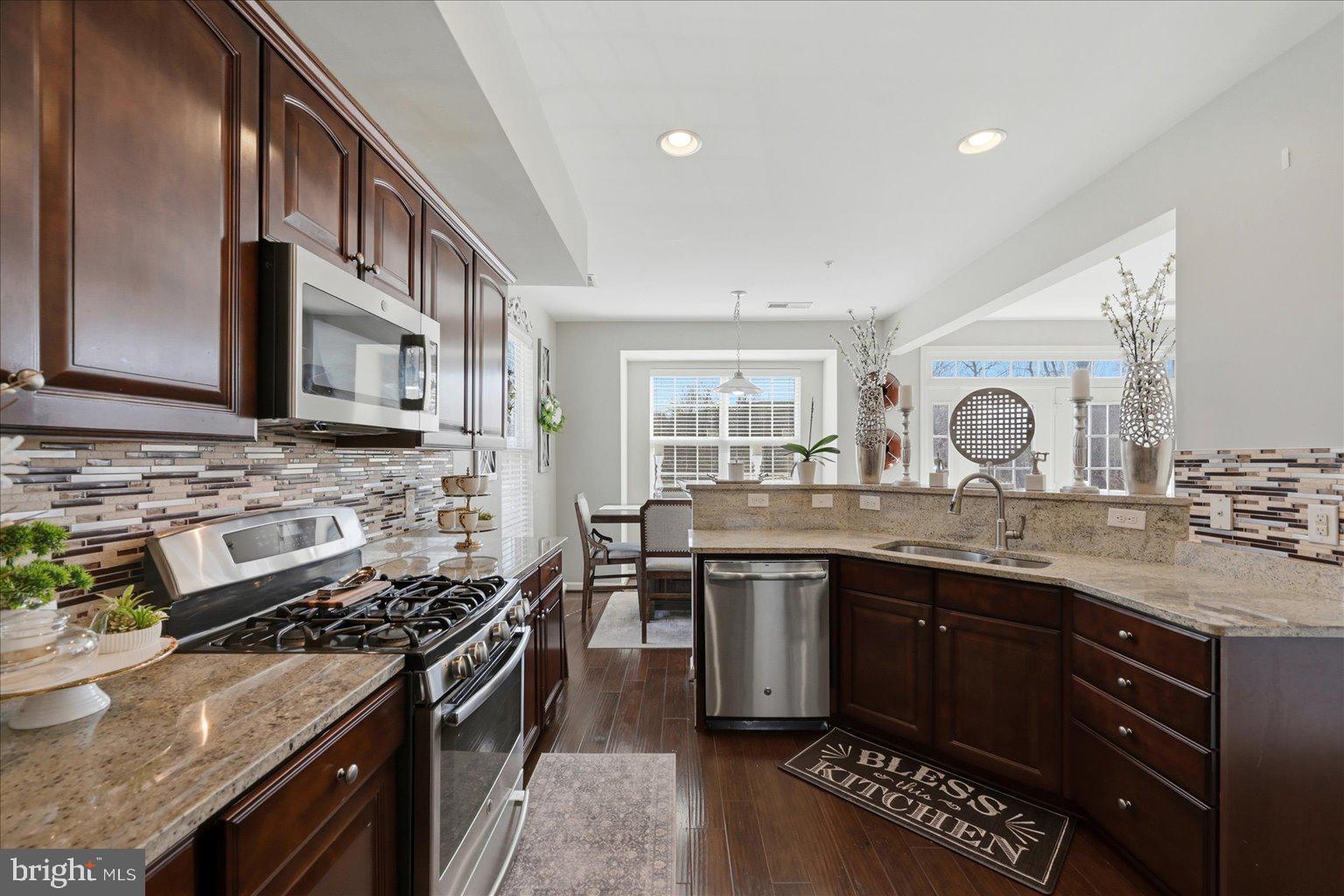 CASCADES PLACE CONDOMINIUM - Residential