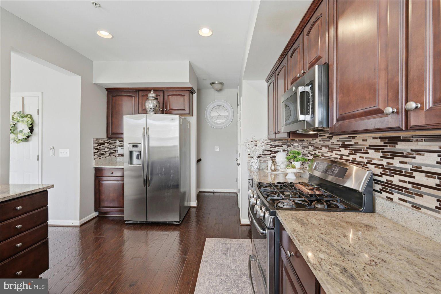 CASCADES PLACE CONDOMINIUM - Residential