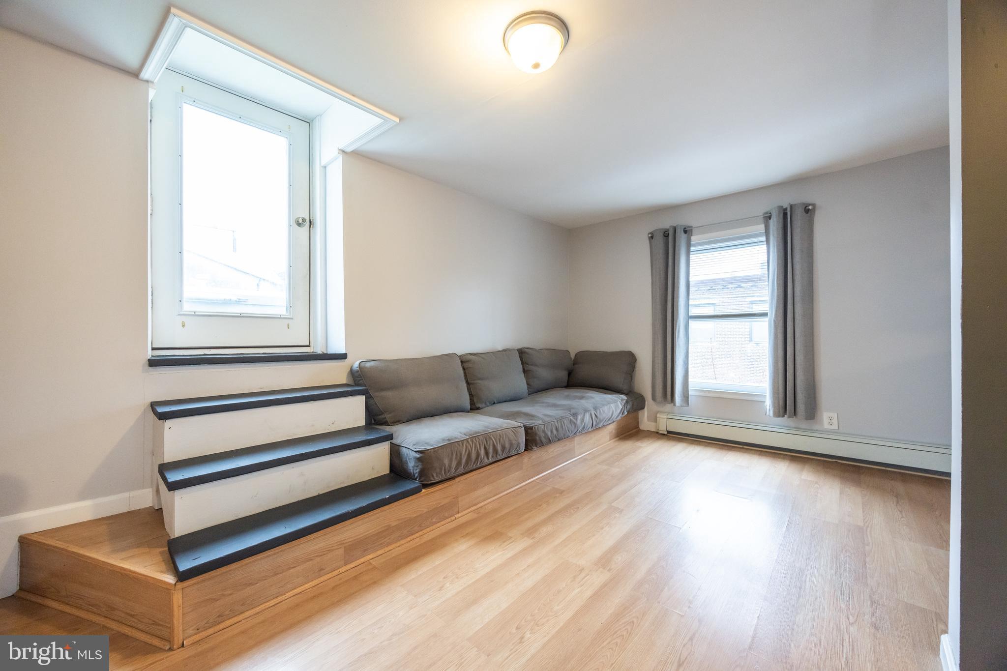 EAST KENSINGTON - Residential