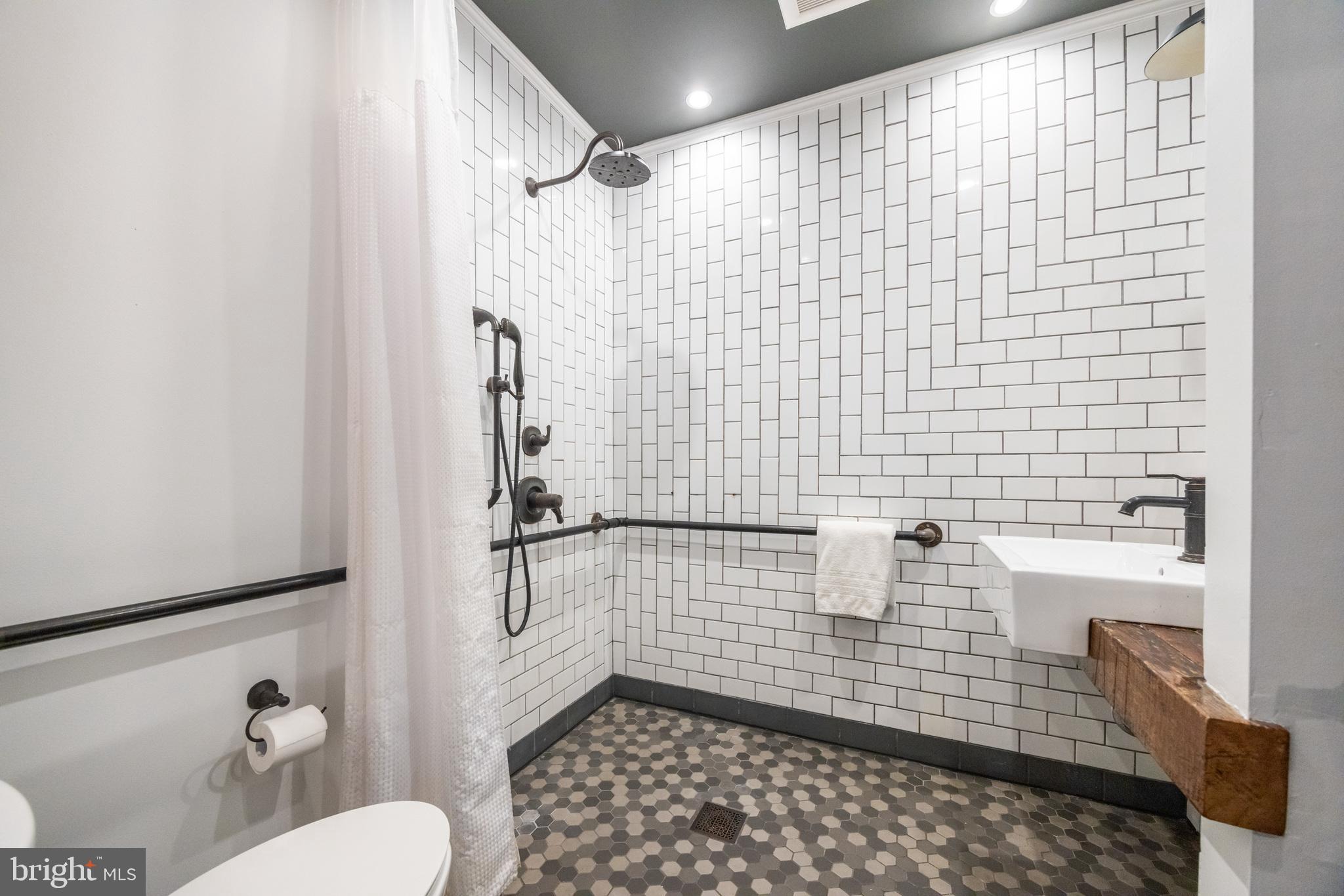 EAST KENSINGTON - Residential