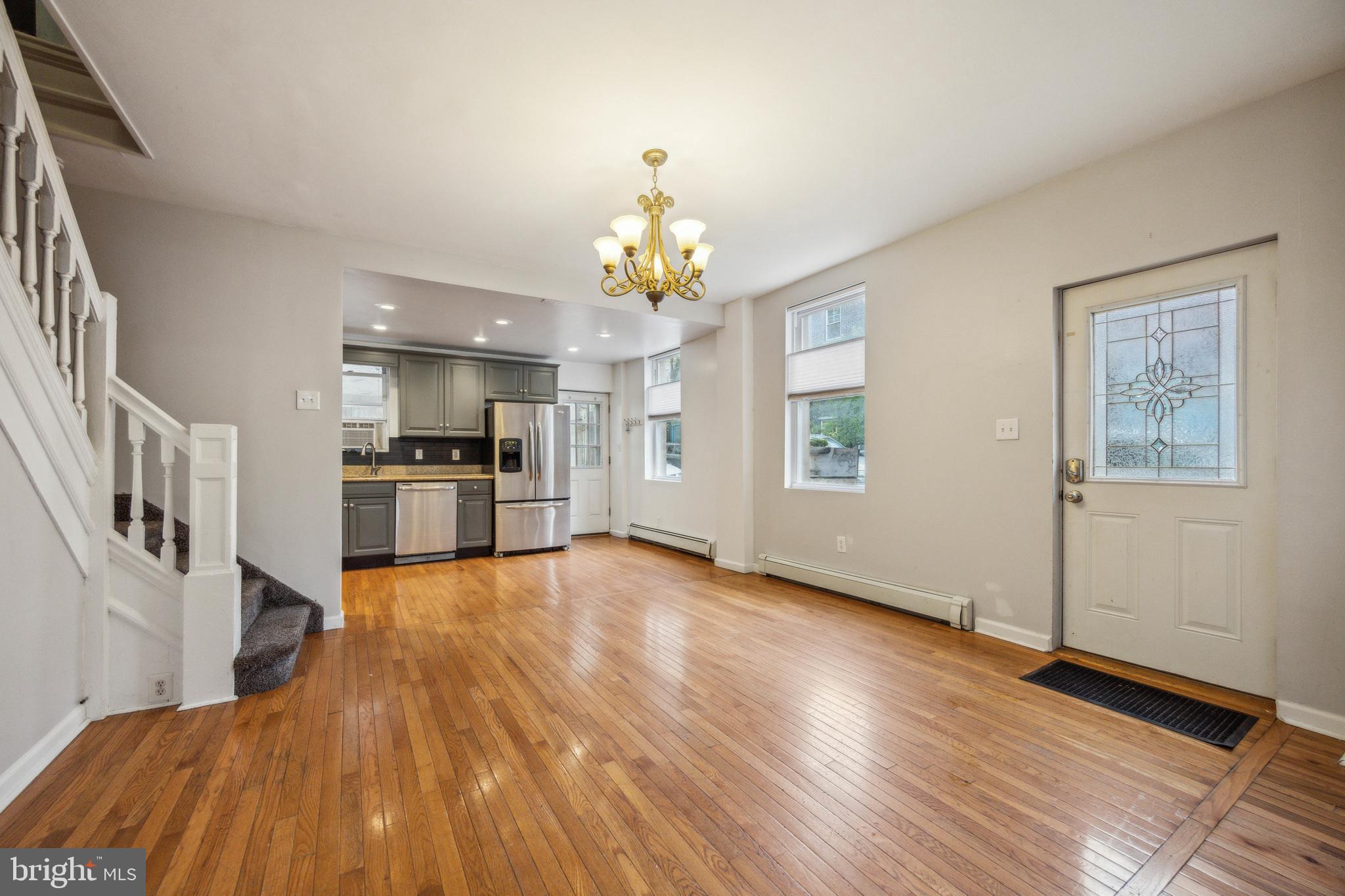 EAST KENSINGTON - Residential