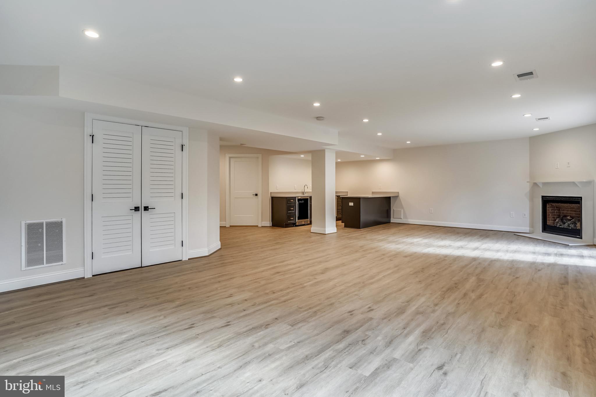 MCLEAN MANOR - Residential