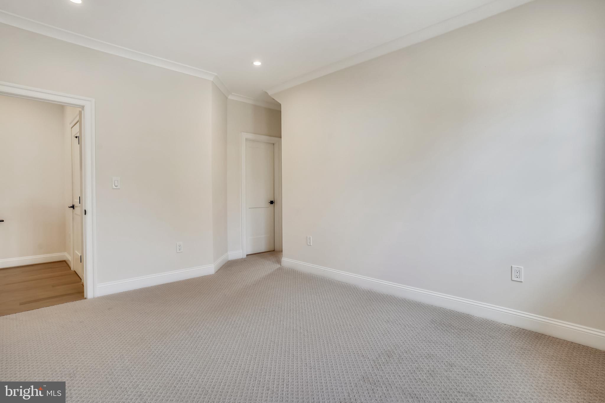 MCLEAN MANOR - Residential