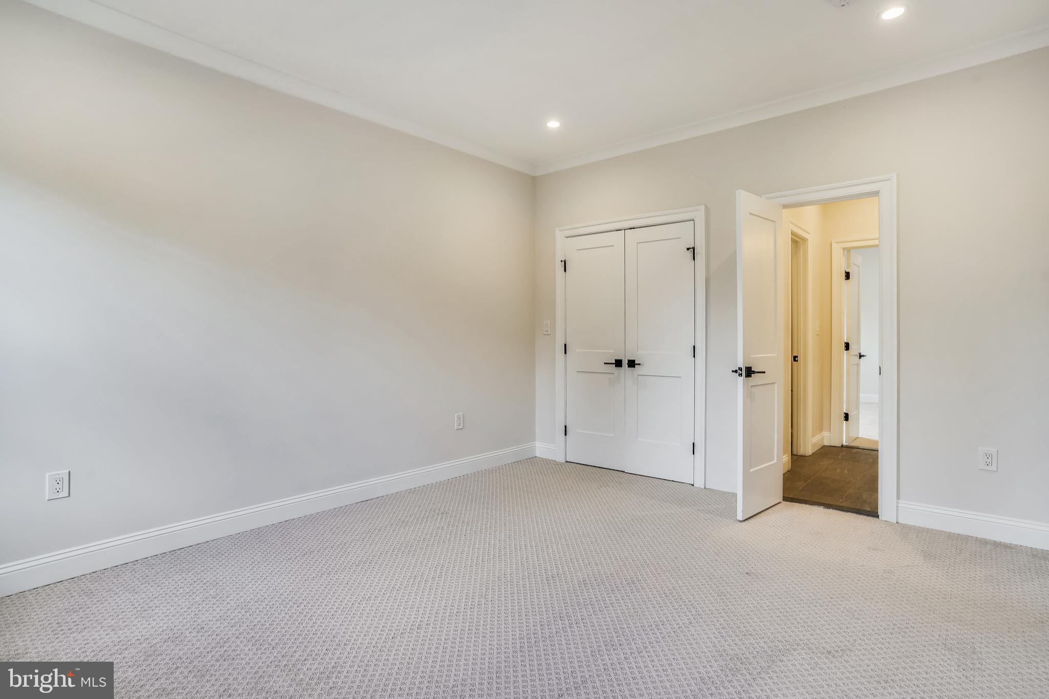 MCLEAN MANOR - Residential