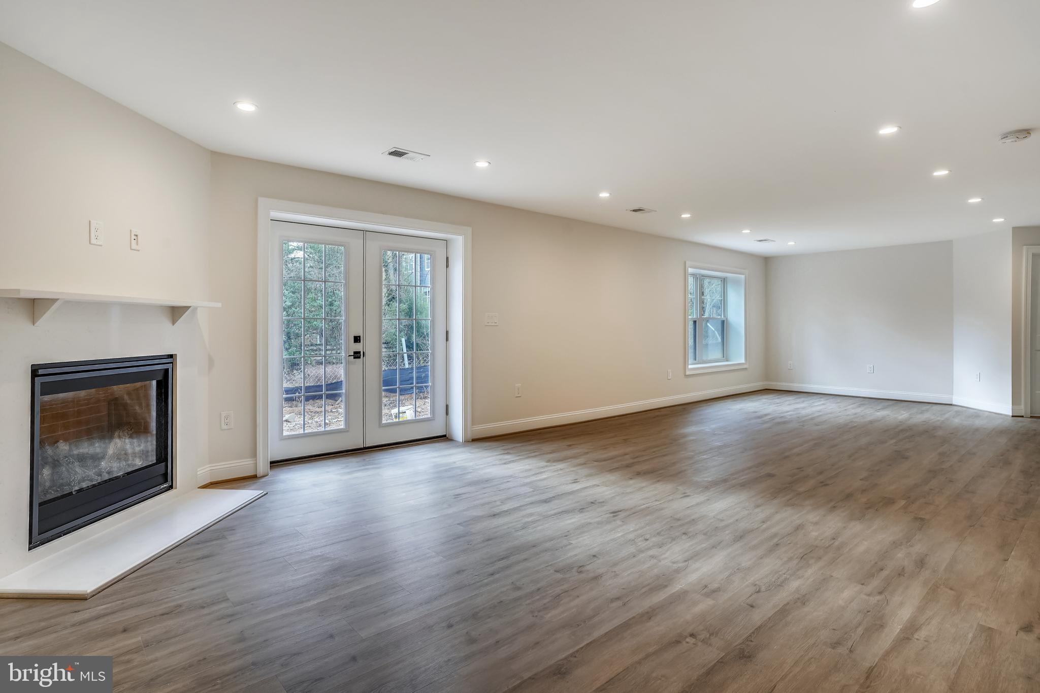 MCLEAN MANOR - Residential