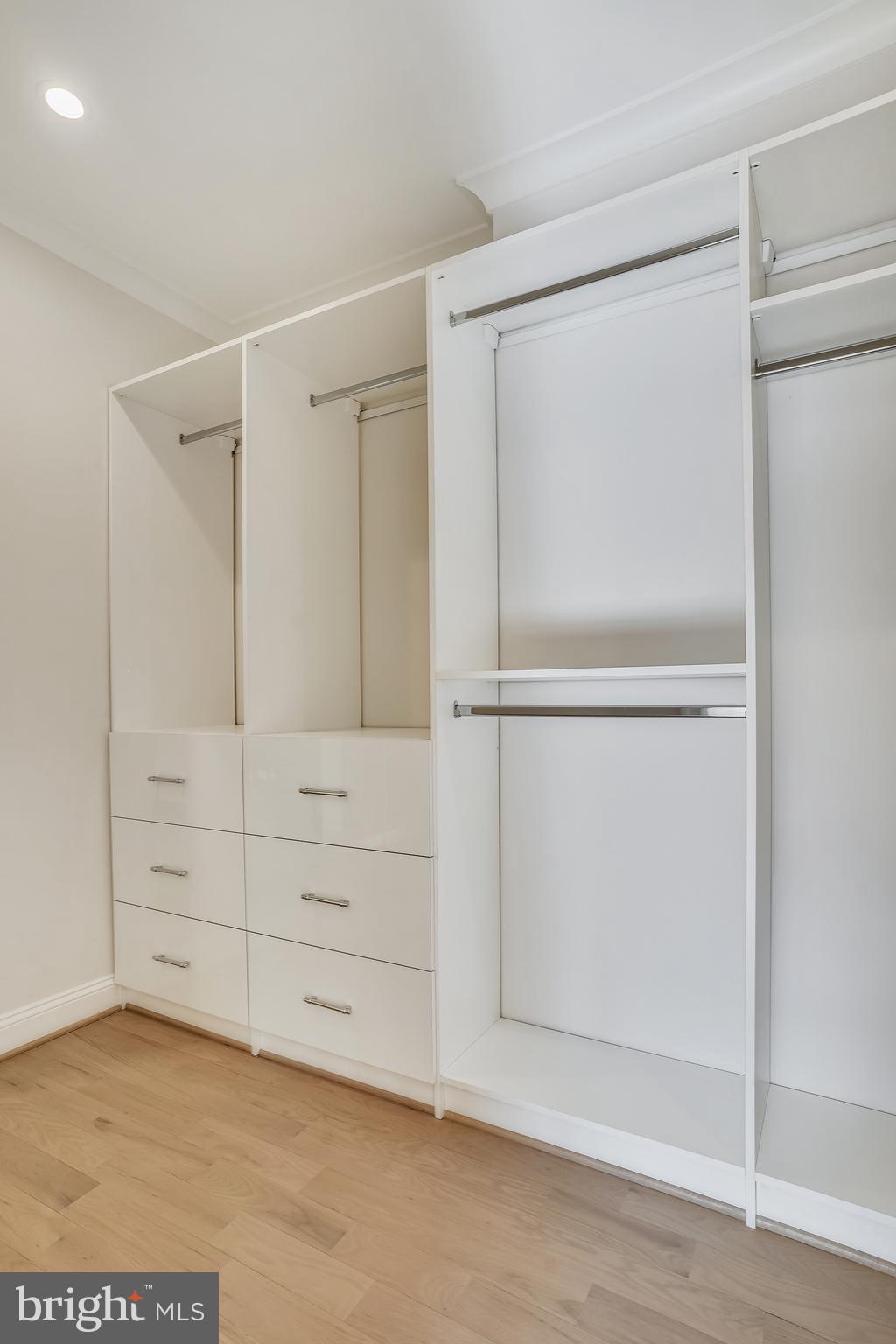 MCLEAN MANOR - Residential