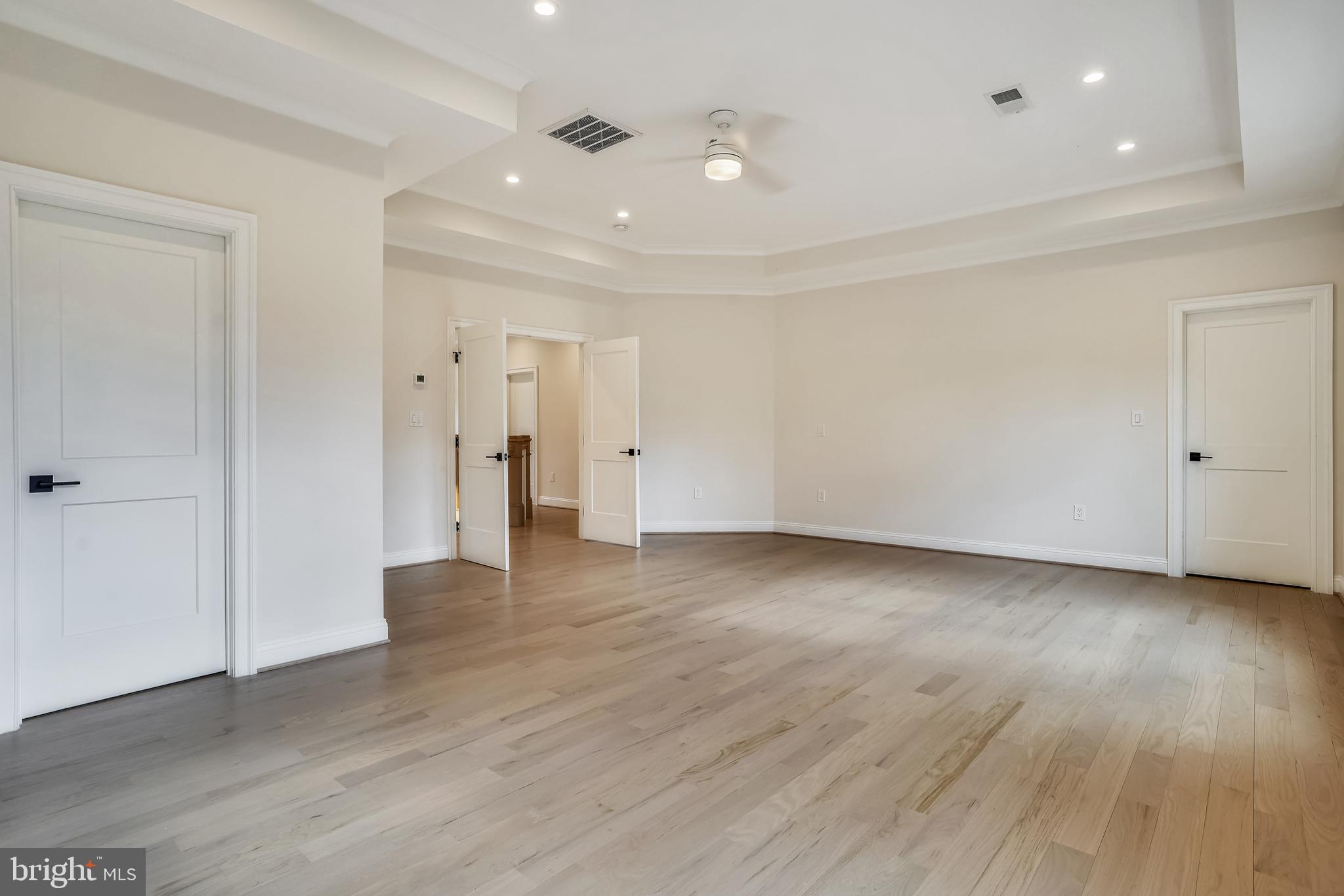 MCLEAN MANOR - Residential