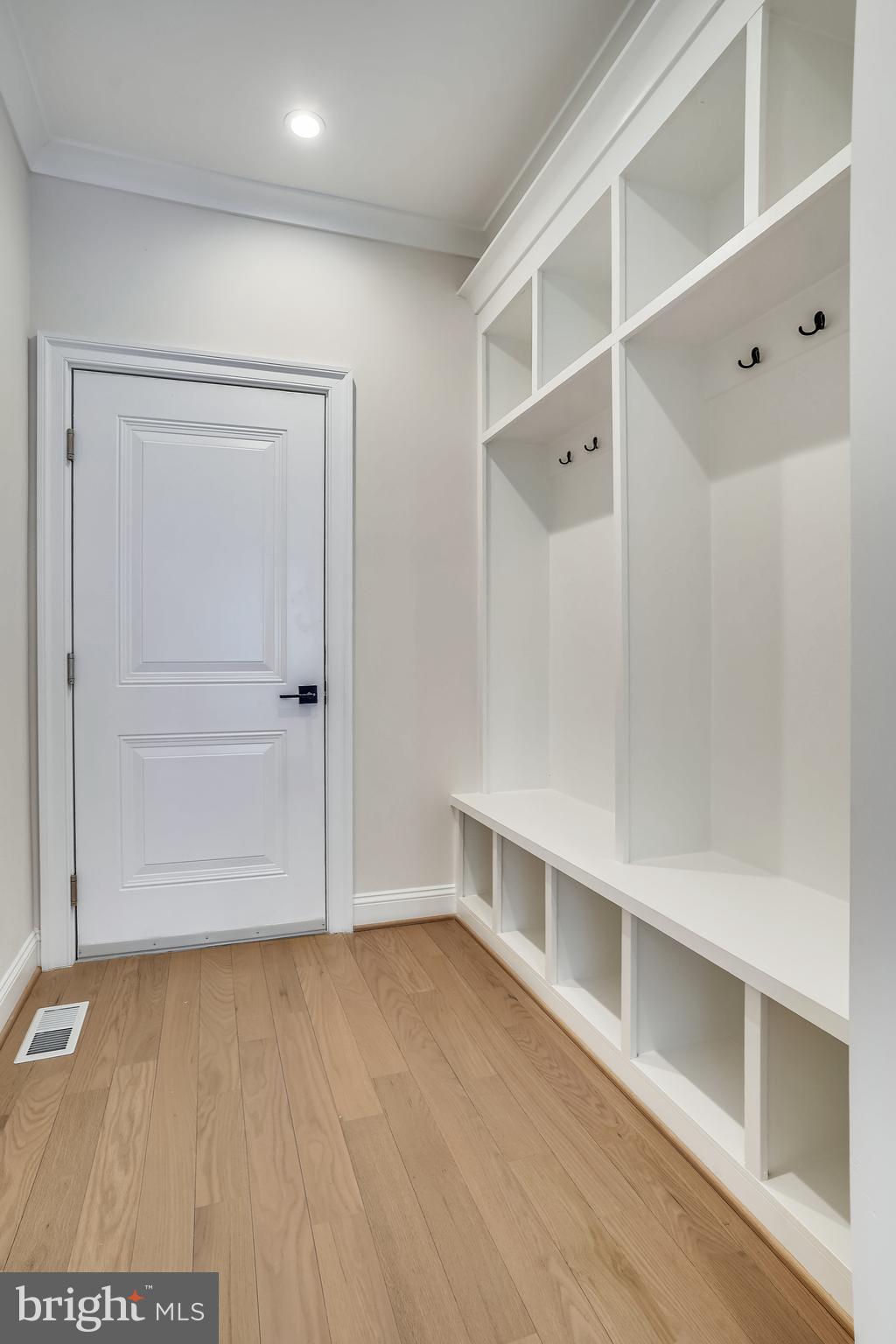 MCLEAN MANOR - Residential