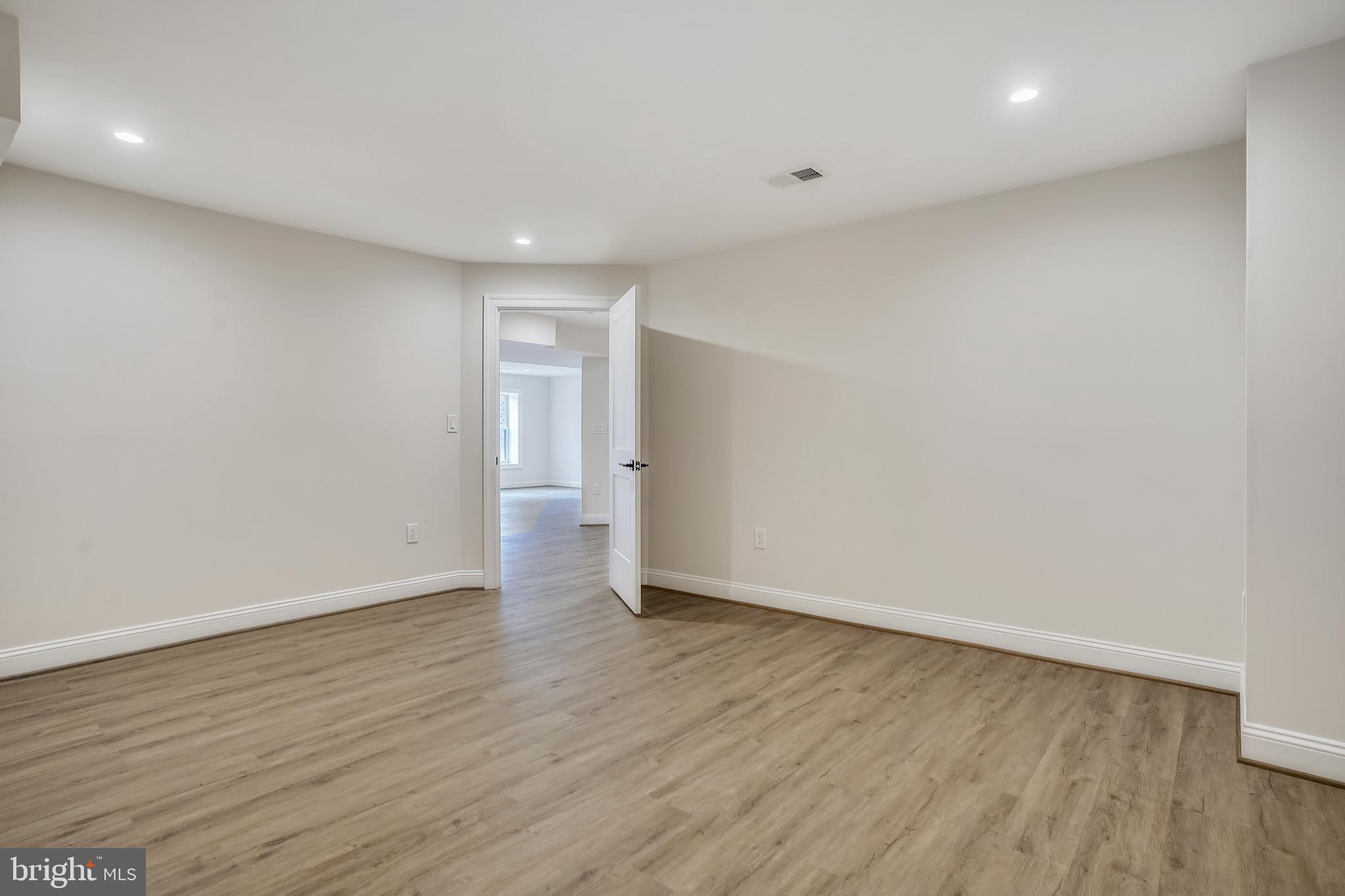 MCLEAN MANOR - Residential