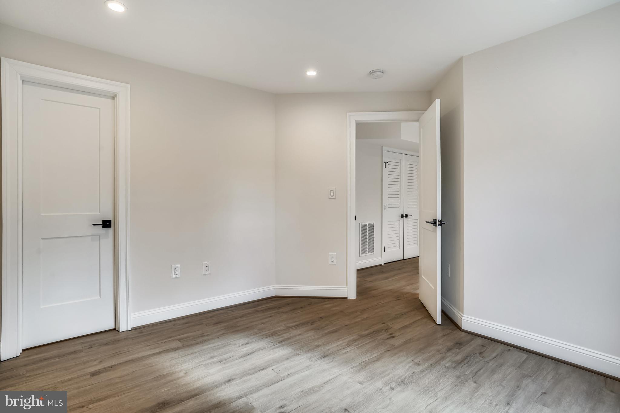 MCLEAN MANOR - Residential