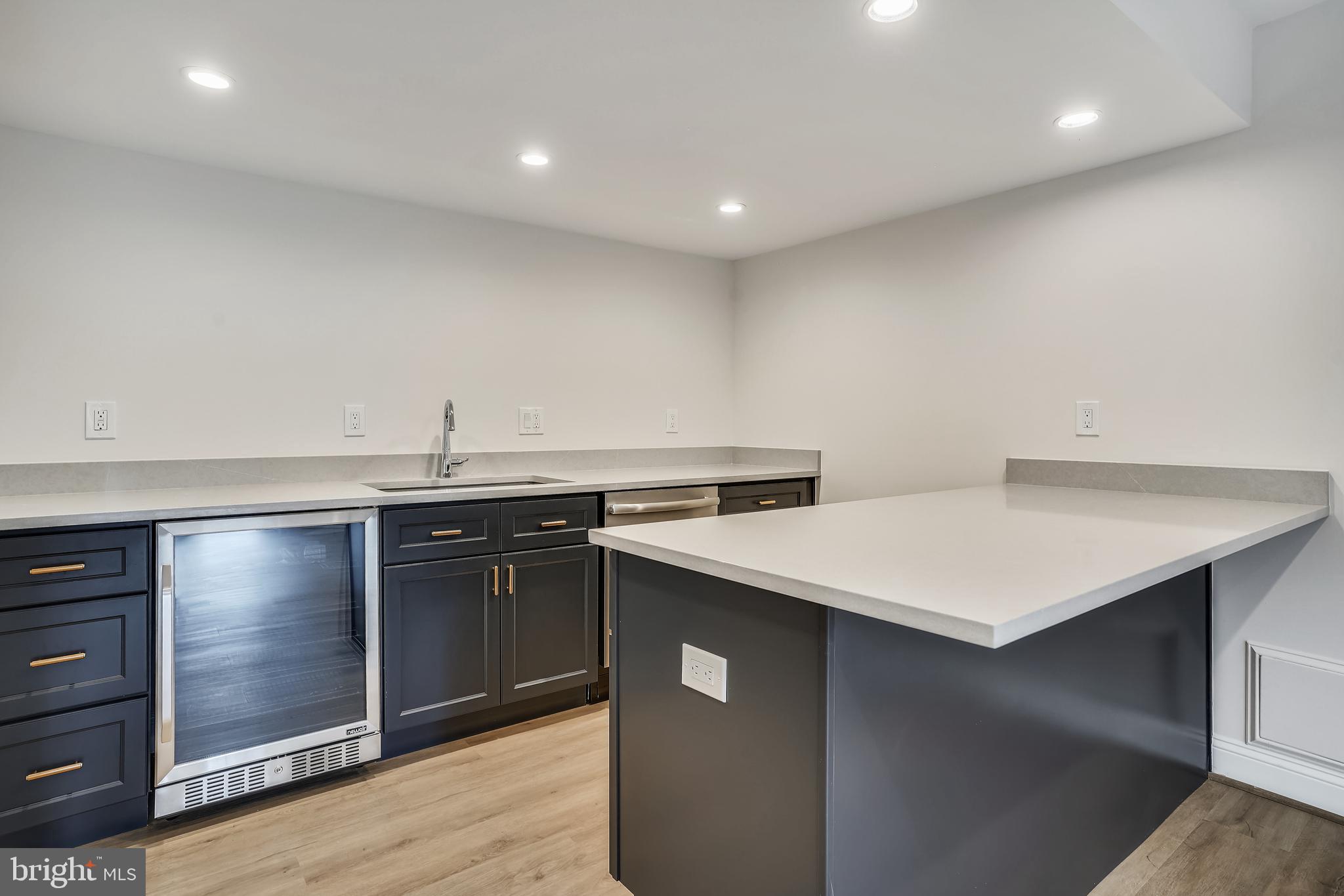 MCLEAN MANOR - Residential