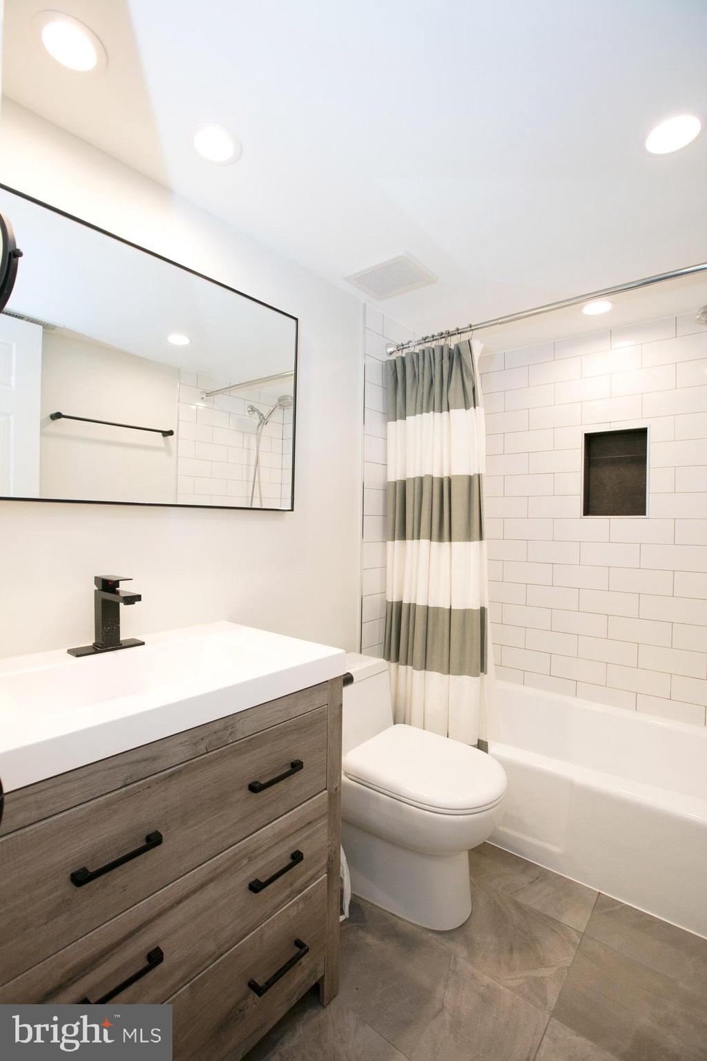 CAROLINE OAKS - Residential