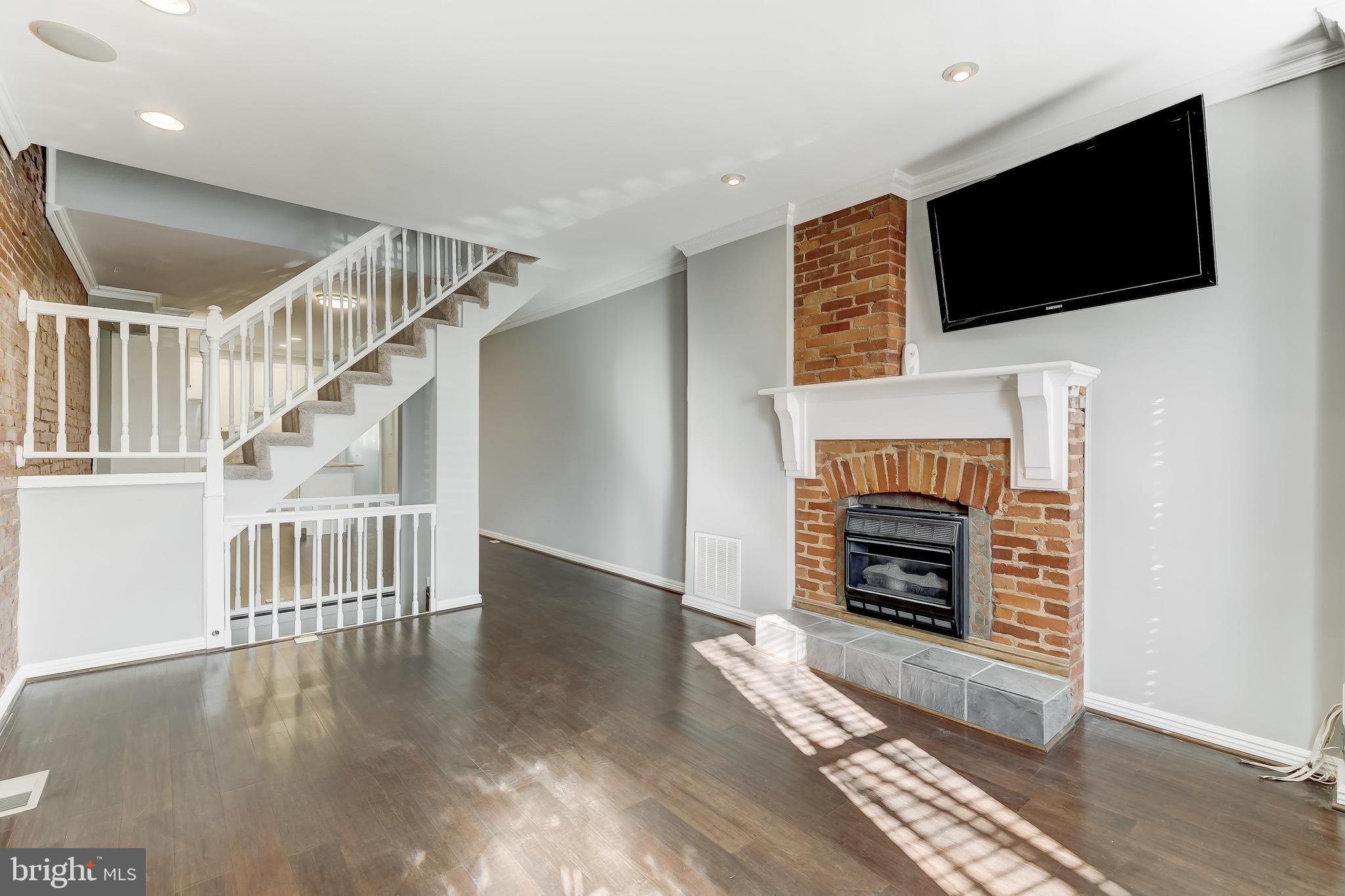 LOCUST POINT - Residential