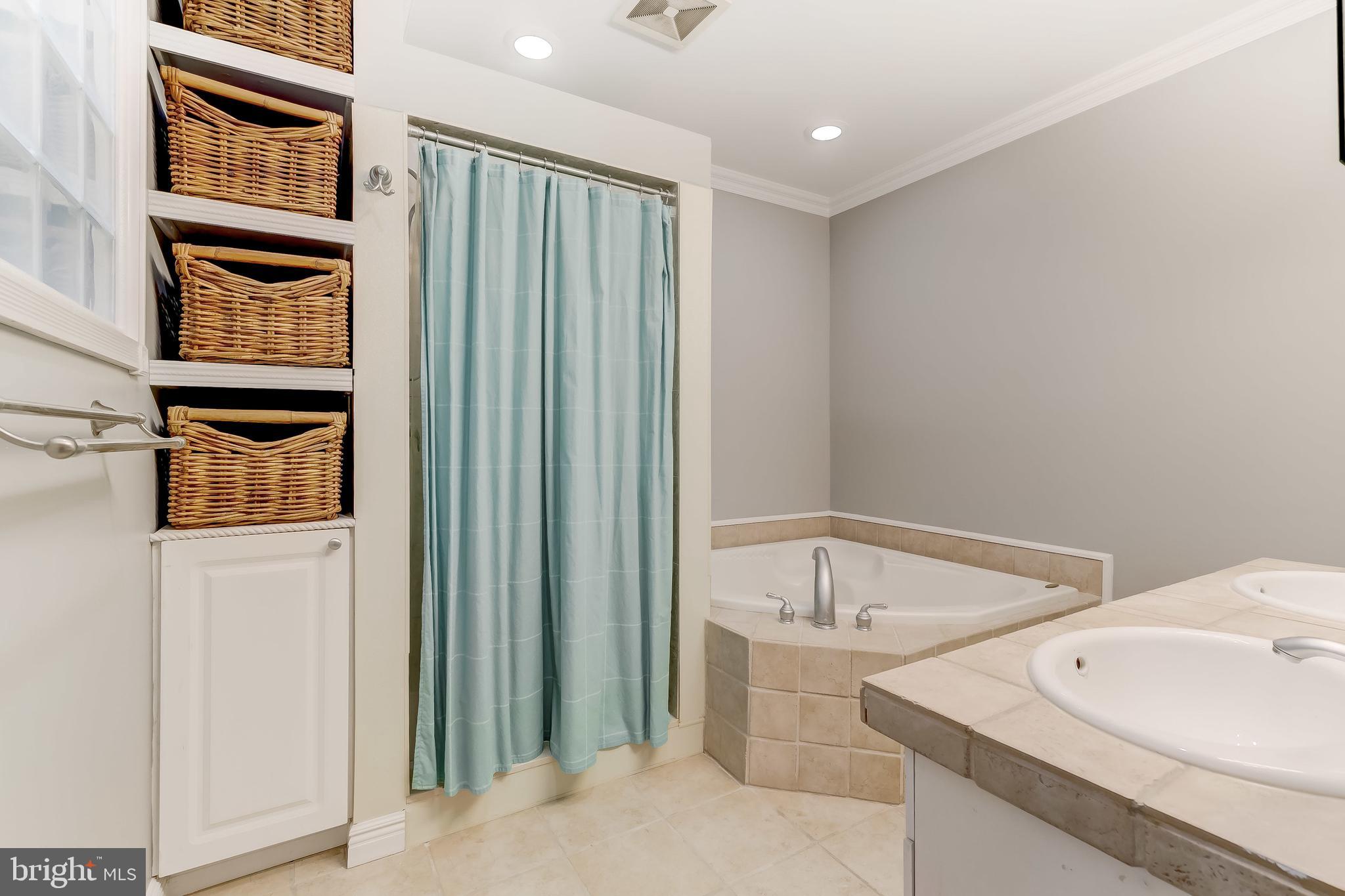 LOCUST POINT - Residential