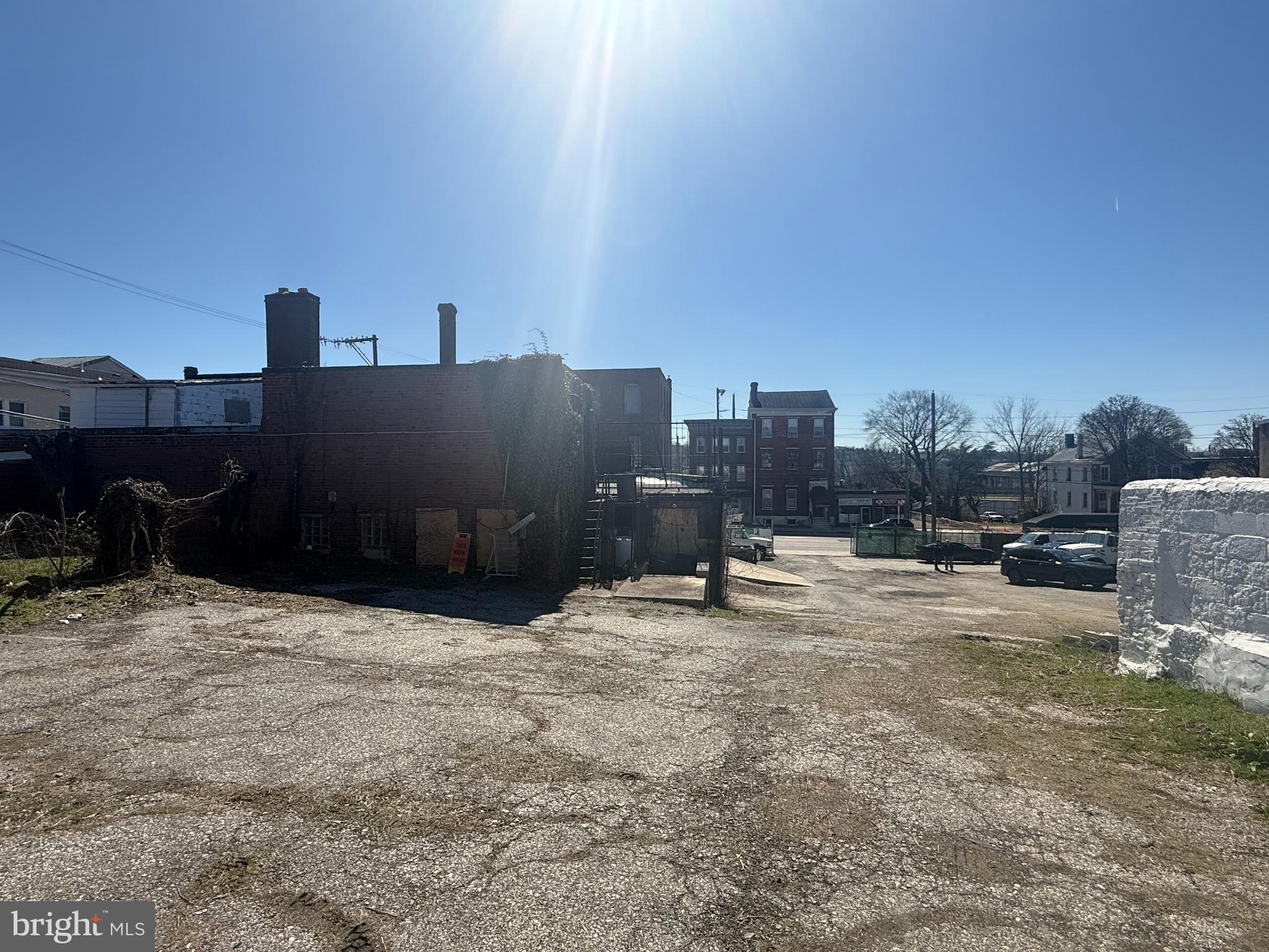 Main image without alt text