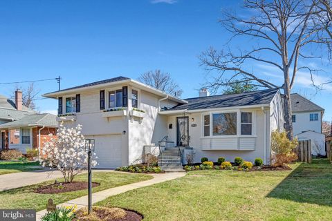 Photo of 7703 Newmarket Drive, BETHESDA, MD 20817 (MLS # MDMC2221822)