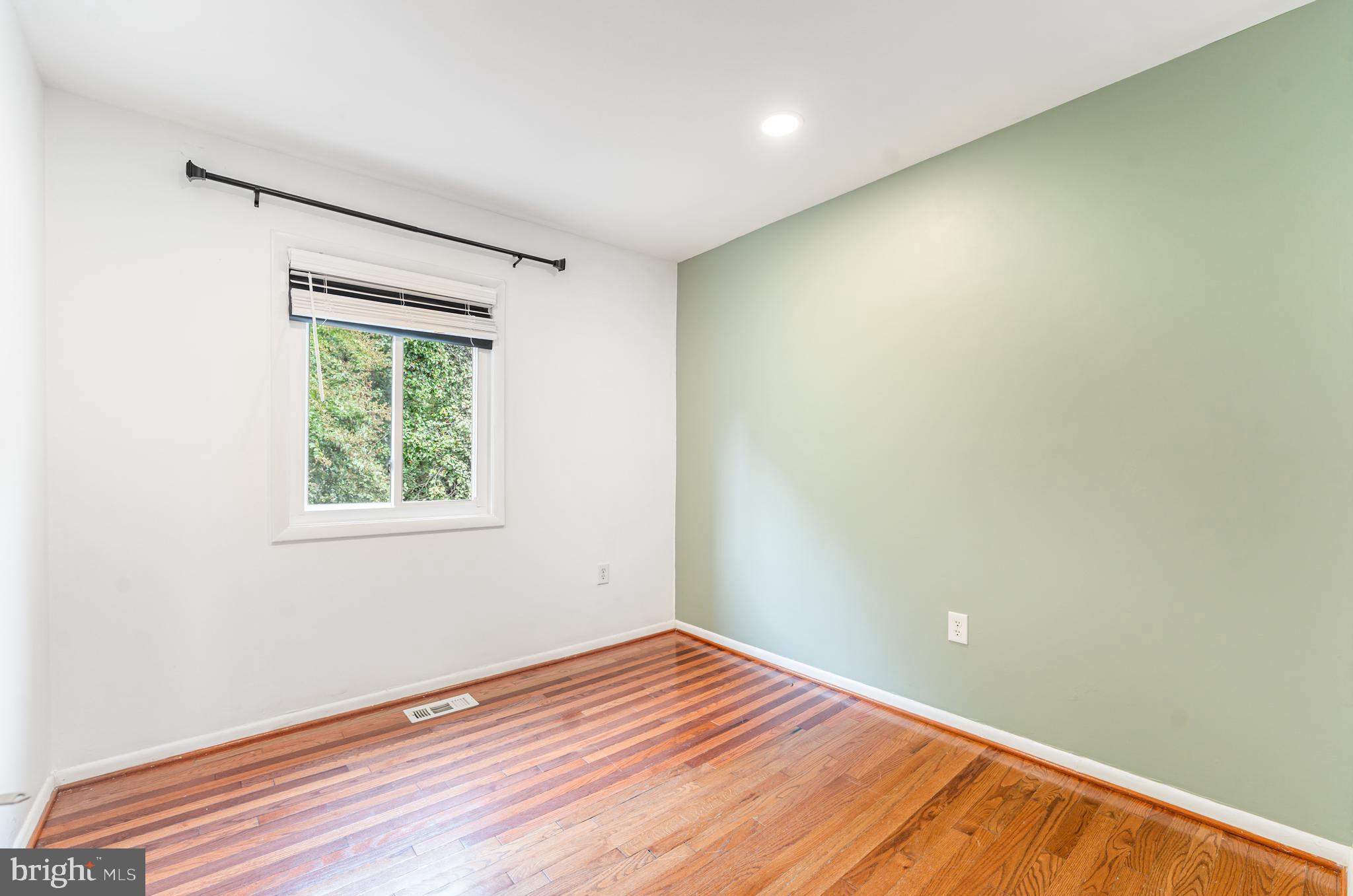 SOUTHGATE WOODS TOWNHOUSES - Residential